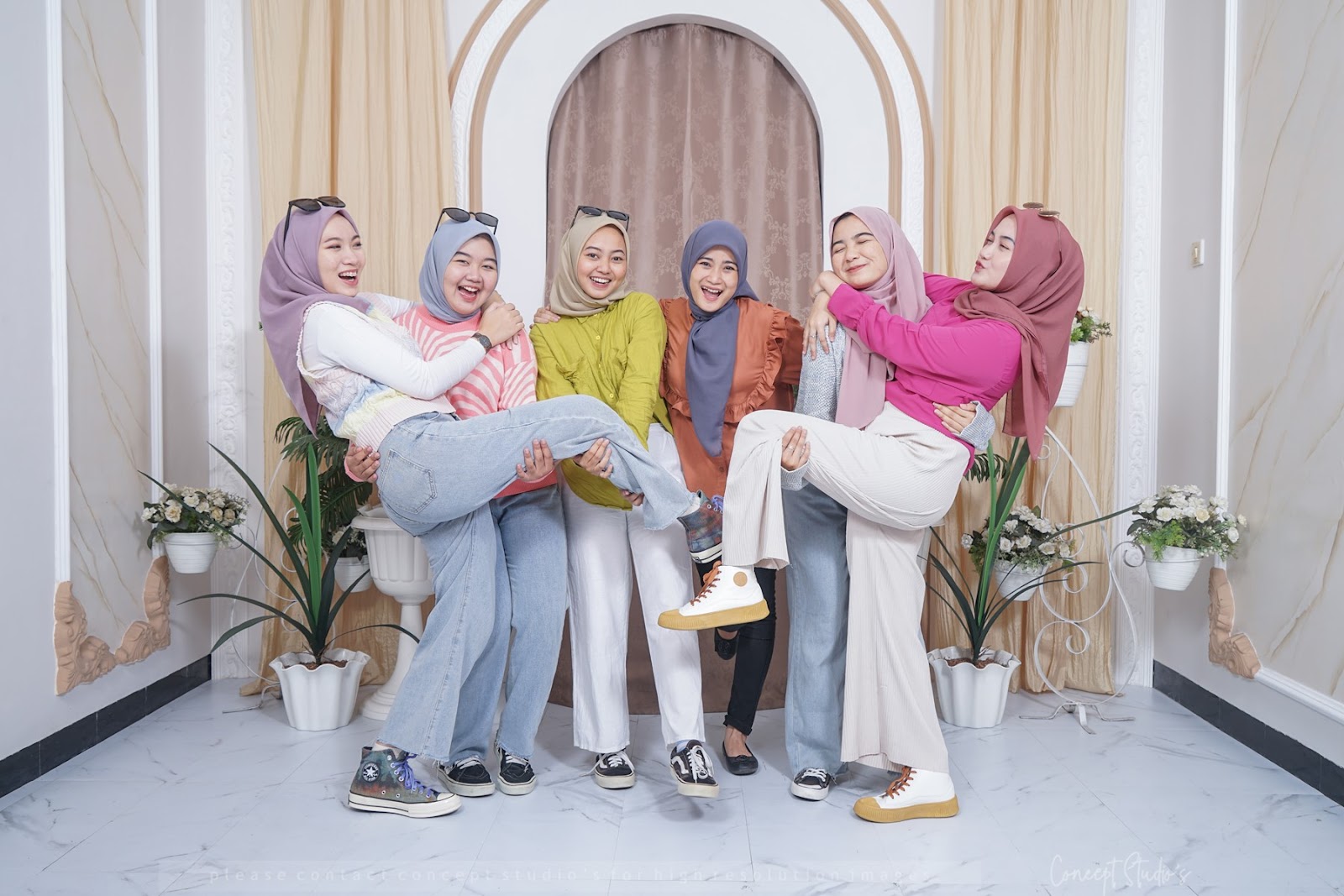 Foto grup teman di depan set arch krem Concept Studio's