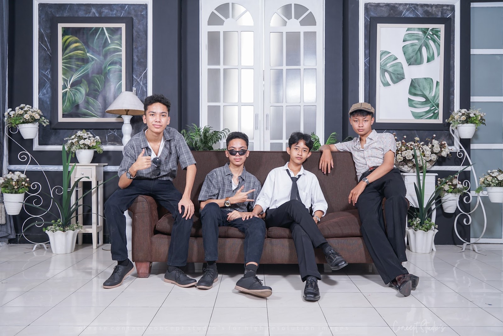 Foto grup di sofa dengan latar panel gelap dan bingkai putih