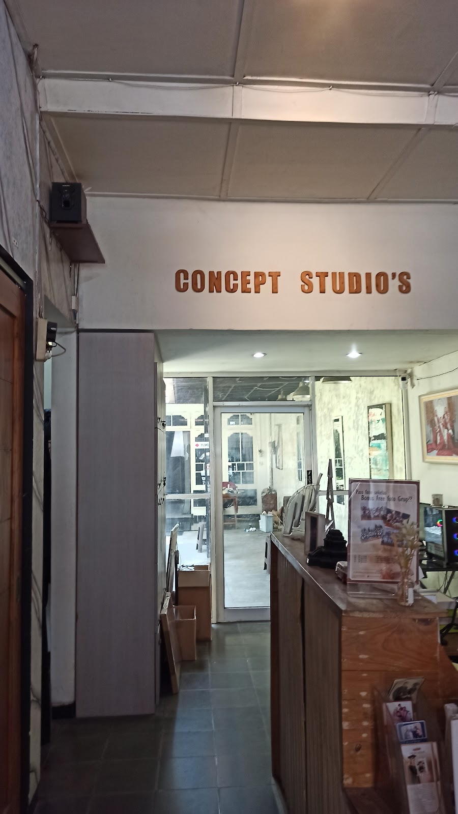 Pintu masuk studio dengan papan nama CONCEPT STUDIO'S