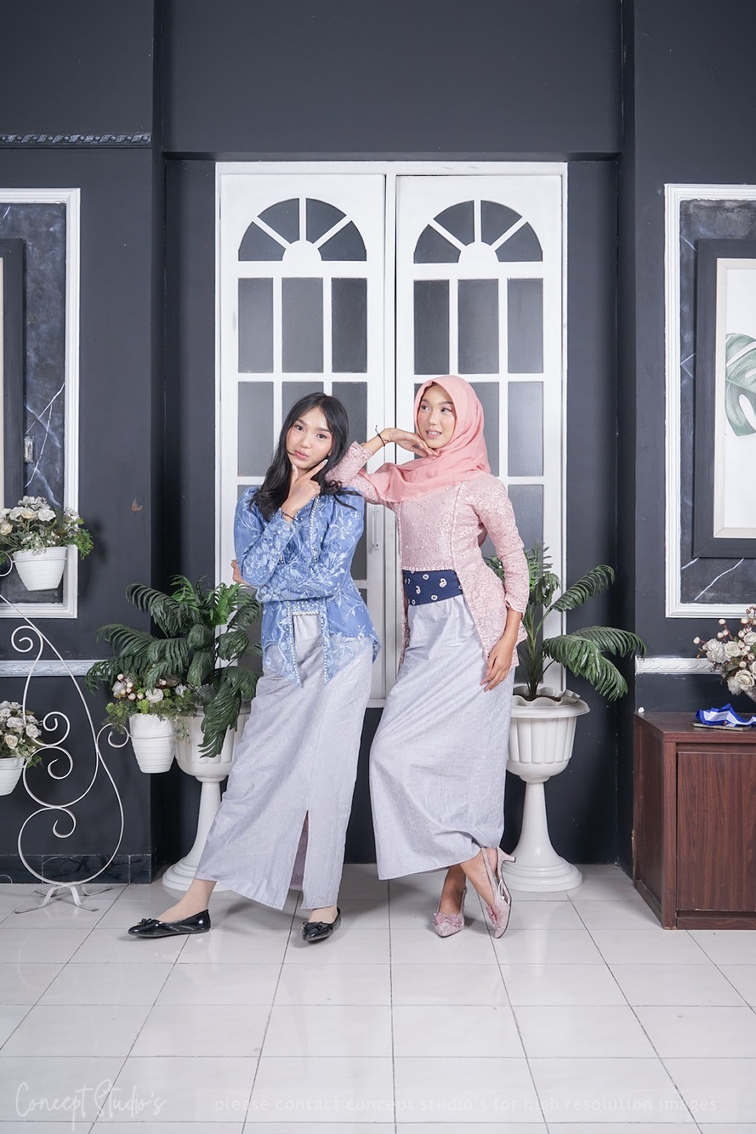 Foto berdua di set pintu putih dengan dinding gelap